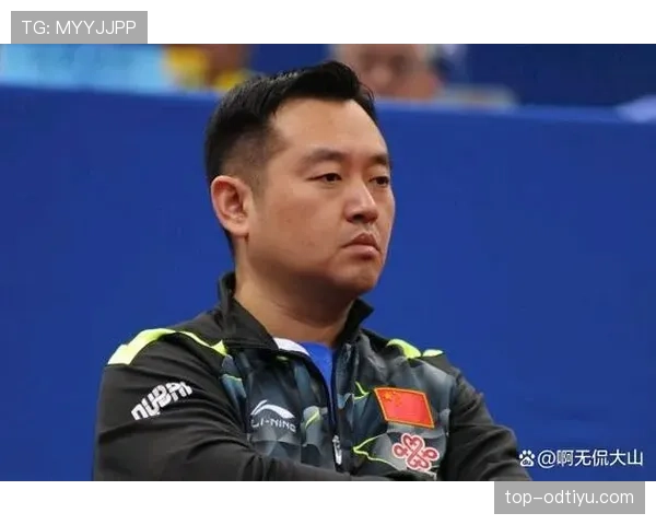 孔令辉拎菜篮子在小区门口和邻居侃大山，奥运金牌那张脸一下变成隔壁大叔