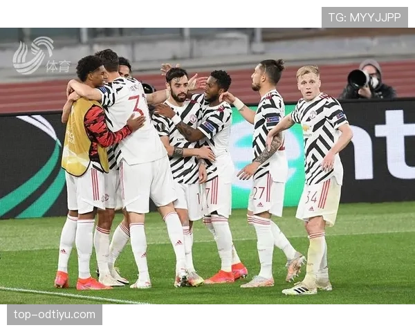 卢卡库与卡瓦尼禁区占位差异：单点驱动与多点参与的进攻逻辑对比